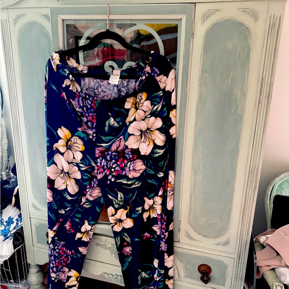 Chico’s size 2R Traveler material floral pants